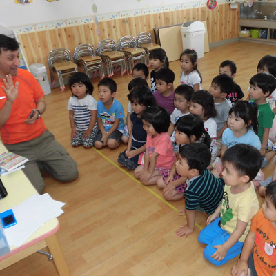 お話を聴く子どもたち